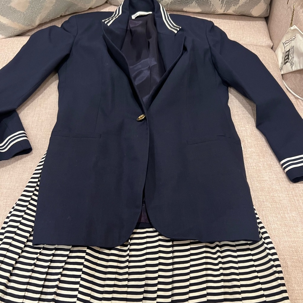 Casual Corner Small Blue Blazer with Black and White Accordion Skirt